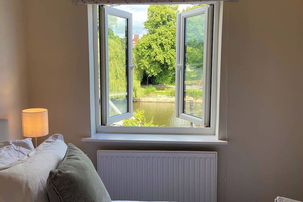 Riverbank, family friendly, with a garden in Shrewsbury in Shrewsbury, Shropshire