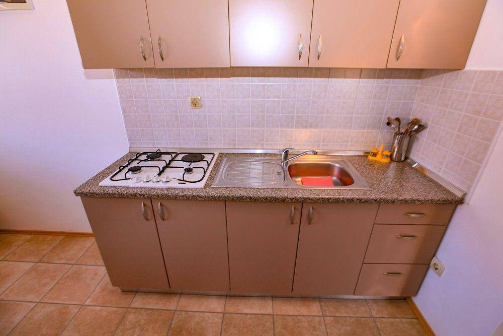 Ganze Ferienwohnung, Ferienwohnung in Stara Novalja mit Grill, gemeinsamem Pool und Garten in Stara Novalja, Pag