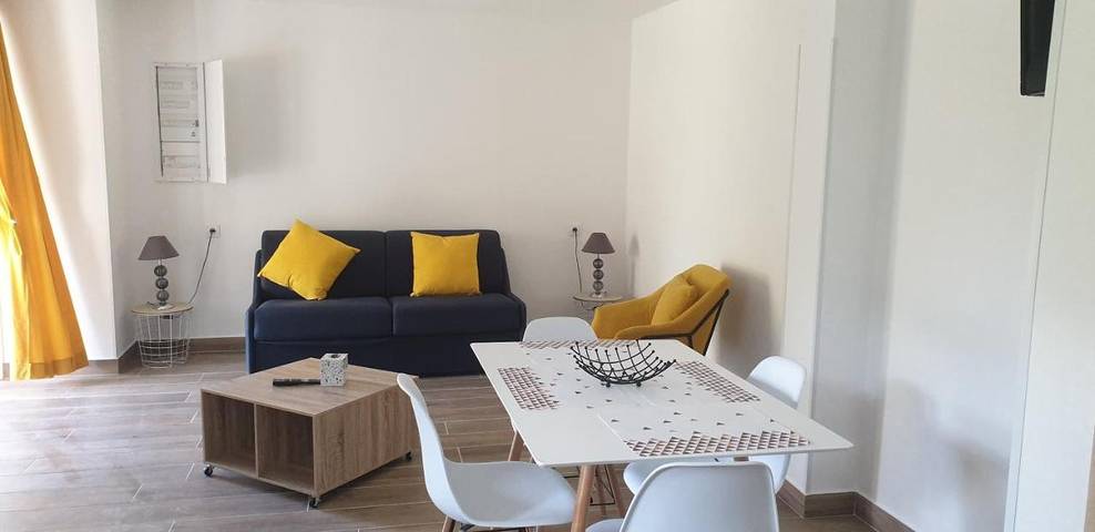 Gîte pour 5 personnes, avec Balcon et Terrasse ainsi que Jardin et Piscine à Castirla