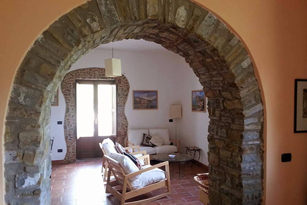 Incredibile Classic Stone House: una terrazza verde affacciata su mare, montagna in San Mauro Cilento, Cilento