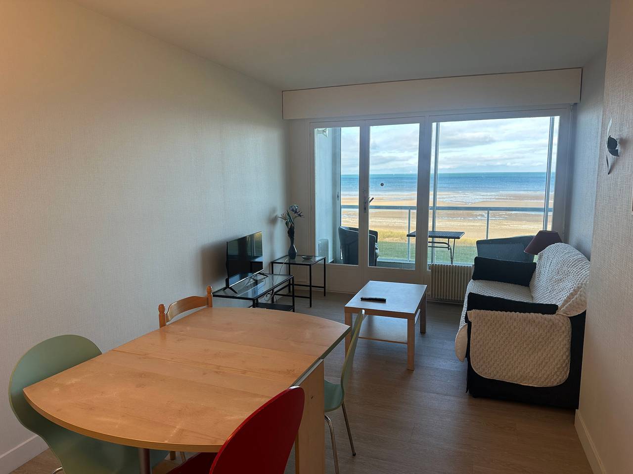 Entire apartment, Stunning Sea View Apartment in Varaville – Beachfront Loggia, Sleeps 4 in Varaville, Caen region