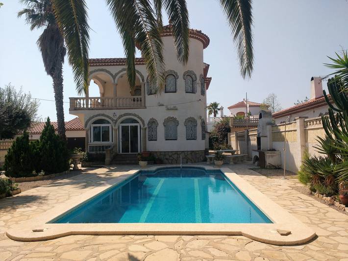 Casa rural para 10 personas, con jardín y balcón en Montroig