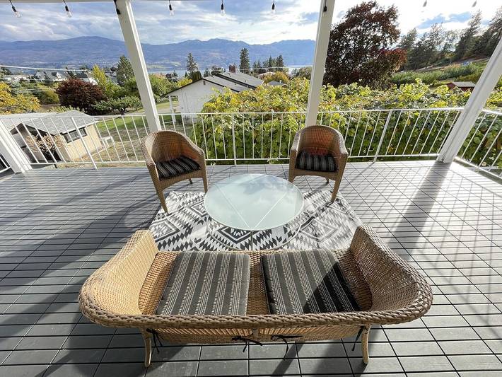 Vacation rental for 8 people, with garden and hot tub in West Kelowna