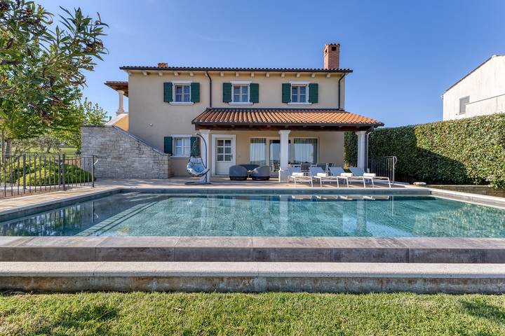 Villa pour 8 personnes, avec Balcon/Terrasse ainsi que Jardin et Piscine à Selina