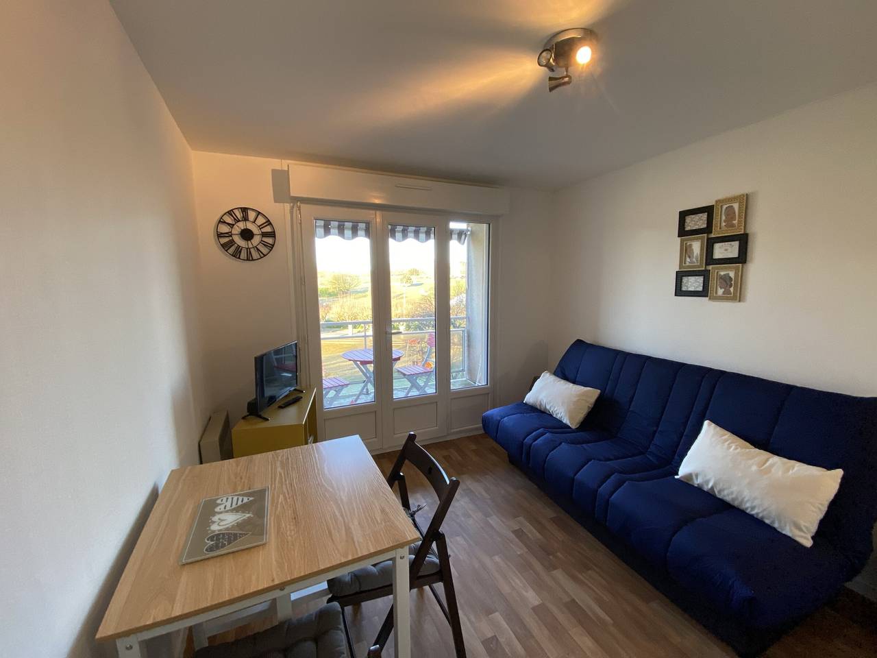 Apartamento entero, T2 cerca de los Baños del Connétable con balcón y Wi-Fi in La Roche-Posay, Vienne