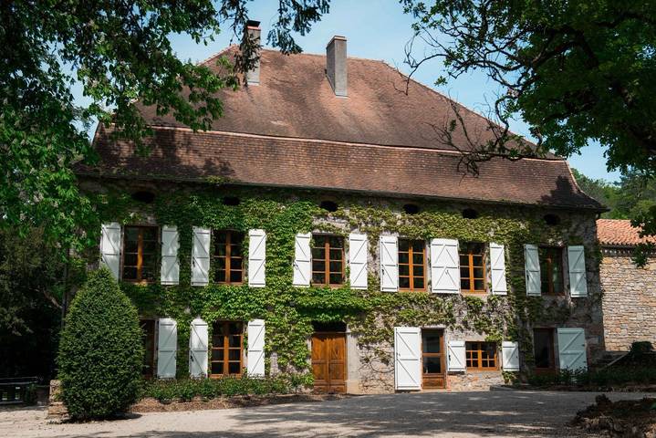 Gîte pour 18 personnes, avec terrasse ainsi que piscine et jardin, animaux acceptés