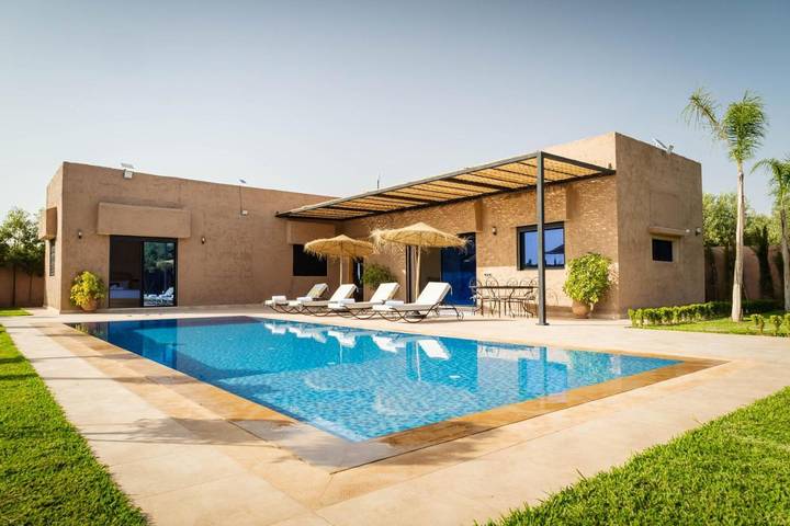 Villa pour 8 personnes, avec vue ainsi que piscine et jardin