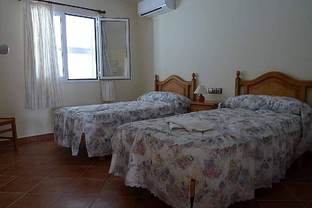 Villa con piscina privada y aire acondicionado a 200 metros de la playa in Cala Blanes, Ciudadela