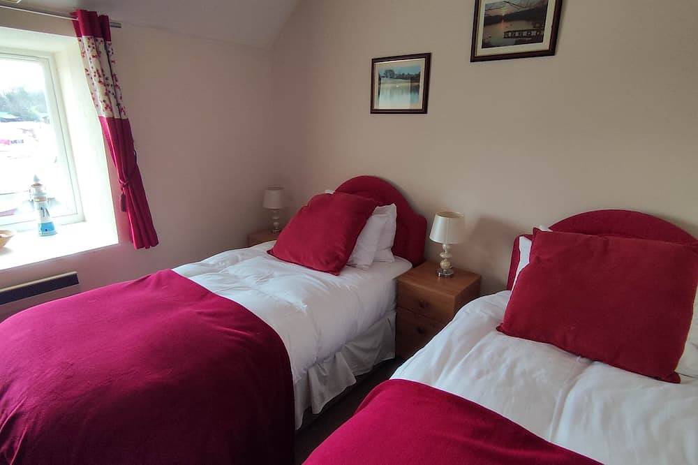 Cosy and comfortable Riverside Cottage in Wroxham, the Gateway to the Broads in Wroxham, The Broads