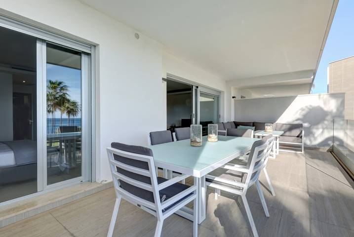 Entire apartment, Apartment 'Modern Frontline Beach - Estepona' with Sea View, Wi-Fi and Air Conditioning in Buenas Noches, Estepona