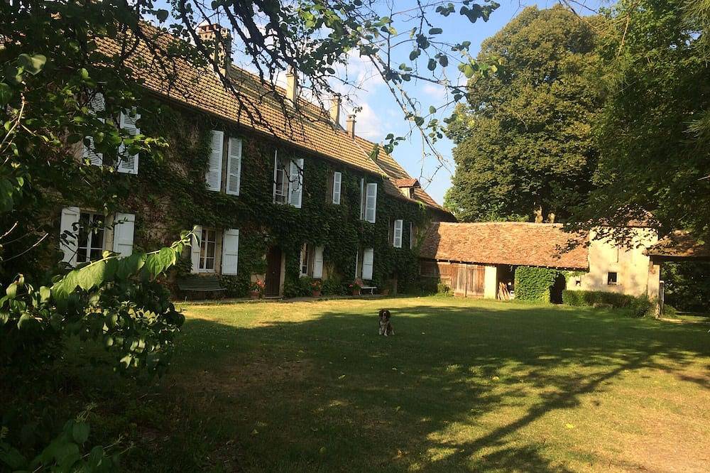 Maison De Vacances pour 14 Personnes dans Chazey-Bons, Jura Francais