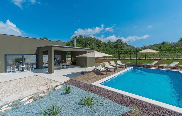Villa pour 10 personnes, avec piscine et jardin à Barban