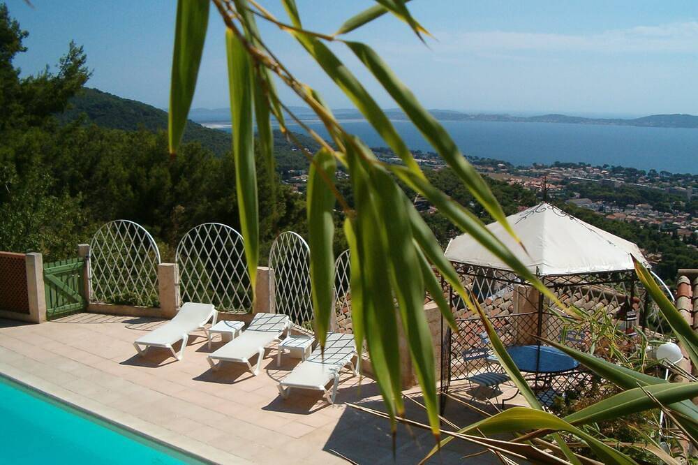 Villa *** 4 p max Exceptionnelle Vue Mer 180°Climatisee Face  ile  Porquerolles in Carqueiranne, Côte méditerranéenne (France)