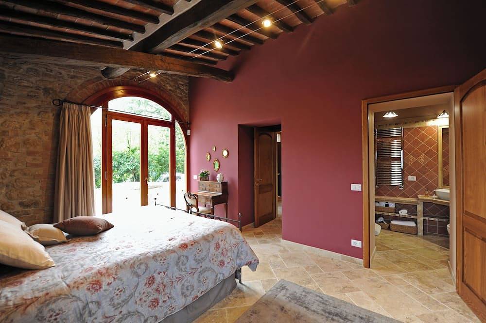 Beautiful 5-Bedroom Villa - Walk to Montepulciano w/Pool, Jacuzzi & Fitness Room in Montepulciano, Siena e dintorni