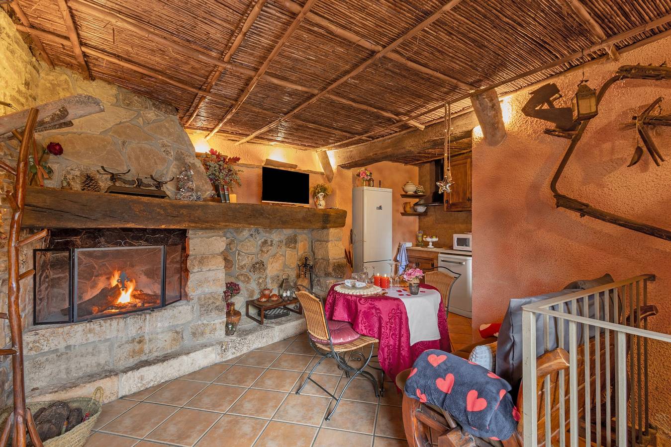 Landhuis 'La Cova De Can Pavet' met uitzicht op de bergen, privéterras en Wifi, foto 8