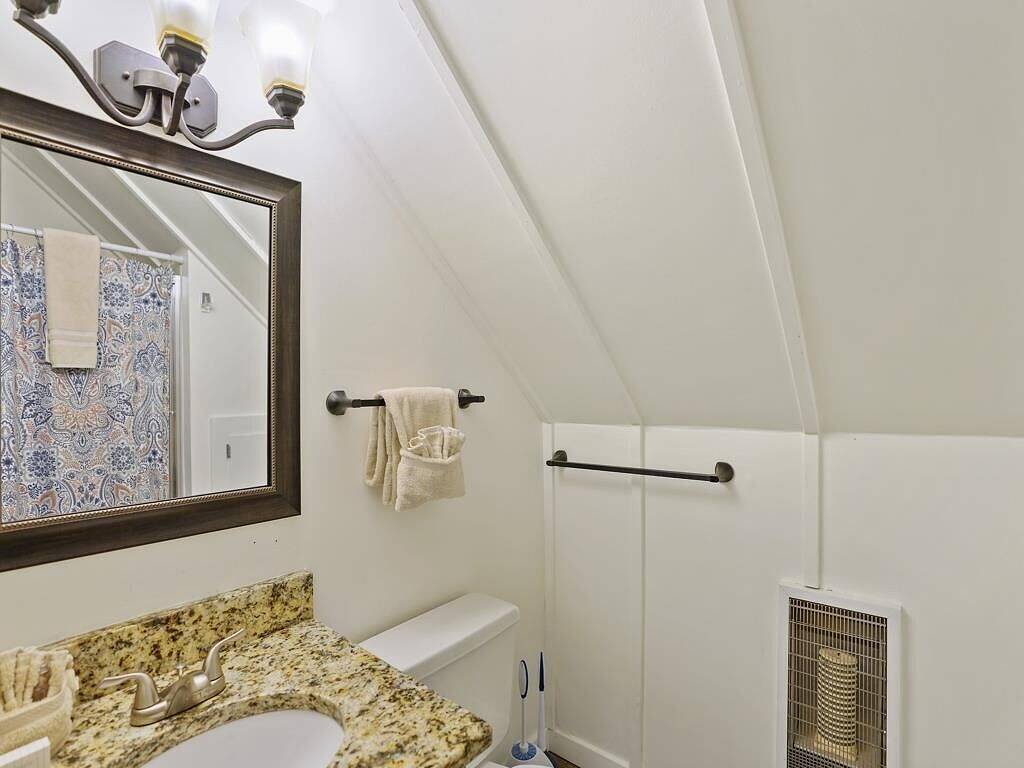 Highcliff Hideaway: In der Nähe von High Country Attraktionen, Whirlpool, Tischtennisplatte, Holzkamin, Gasgrill, 3 Kingsize-Betten, Schlafmöglichkeiten für 11, großer Speisesaal, 15% New Property Rabatt angewendet in Blue Ridge Parkway, Seven Devils