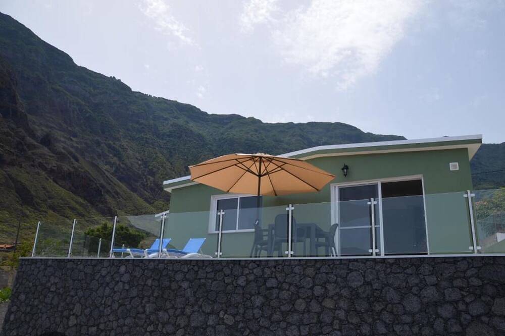 Casa vacacional 'Miramar' con vistas al mar, terraza privada y Wi-Fi in Frontera pueblo (El Hierro), Frontera 