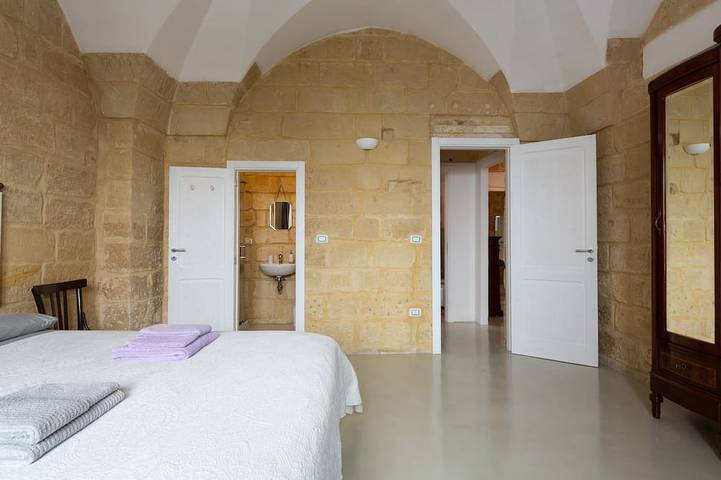 Entire apartment, Apartment in the historic center of Lecce with vaults and Lecce stone. in Lecce, Lecce Province
