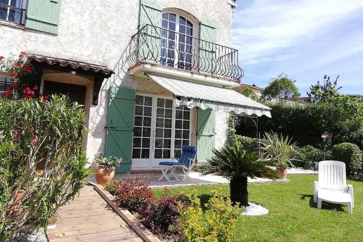 Maison de vacances pour 4 personnes, avec jardin et piscine ainsi que jacuzzi et balcon
