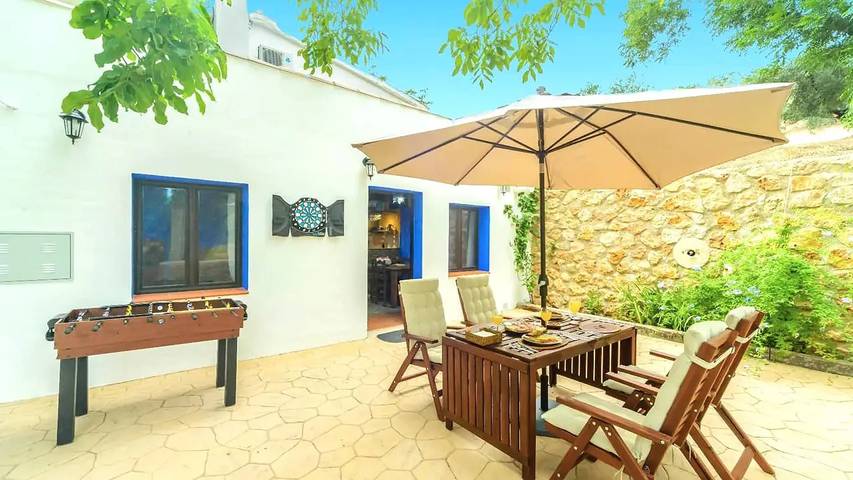 Apartamento para 18 personas, con Terraza además de Jardín y Piscina en Carcabuey