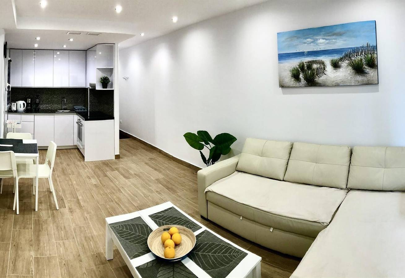 Ganze Wohnung, Ferienwohnung 'Beach Jolanta' mit Meerblick, Wi-Fi und Klimaanlage in Torrevieja Centre, Torrevieja