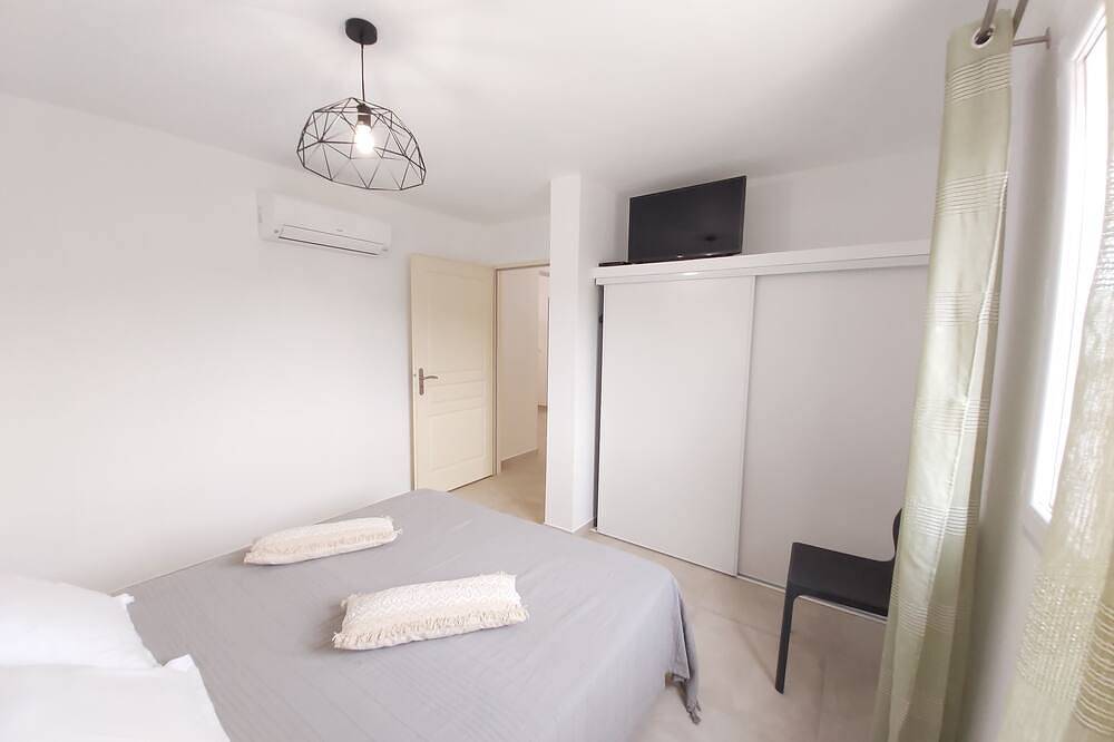 Appartamento intero, 3 bedroom flat, heated pool, air conditioning, wifi, 1 min river, 7 min beach in Galeria, Parco naturale regionale della Corsica