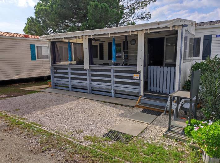 Camping pour 6 personnes, avec terrasse et piscine