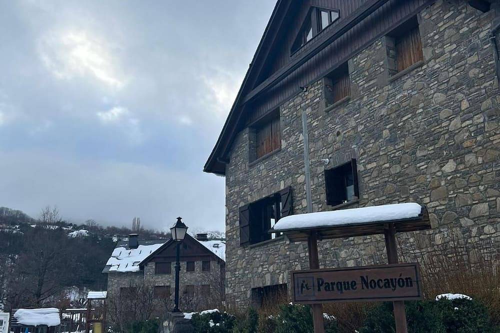 Entire apartment, Apartment 'A10 De Formigal' with Mountain View, Balcony and Wi-Fi in Escarrilla, Sallent de Gállego