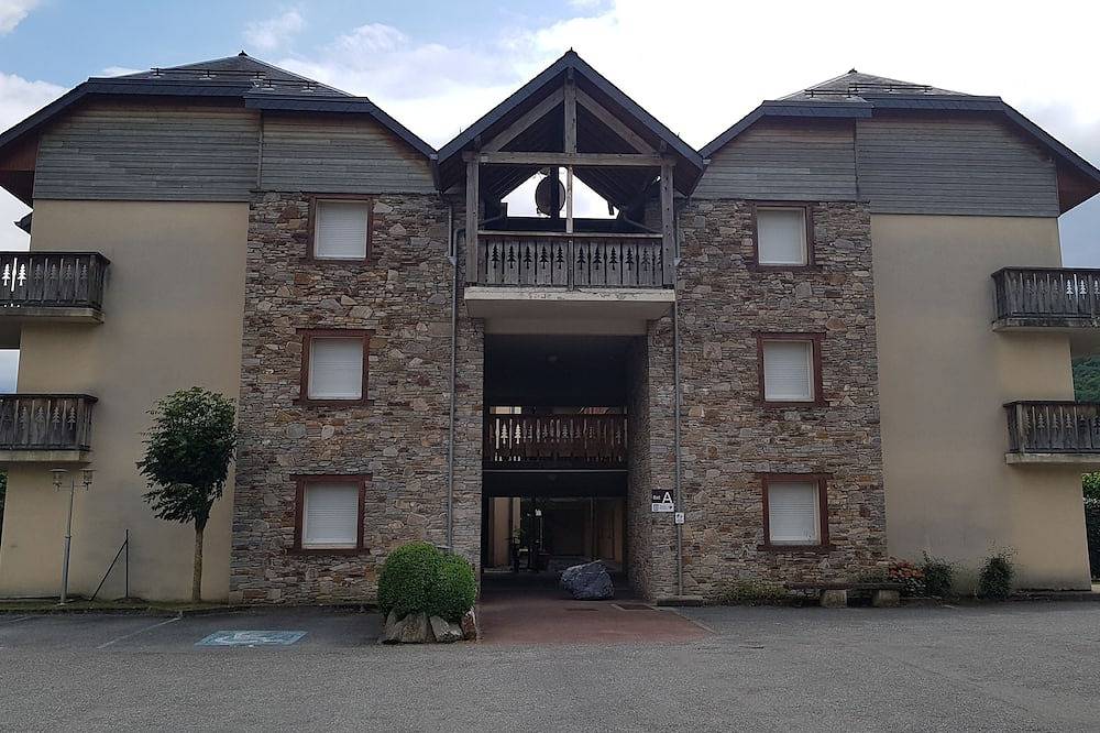 Entire apartment, Apartment T3 ground floor in residence. in Bagnères-de-Luchon, French Pyrenees