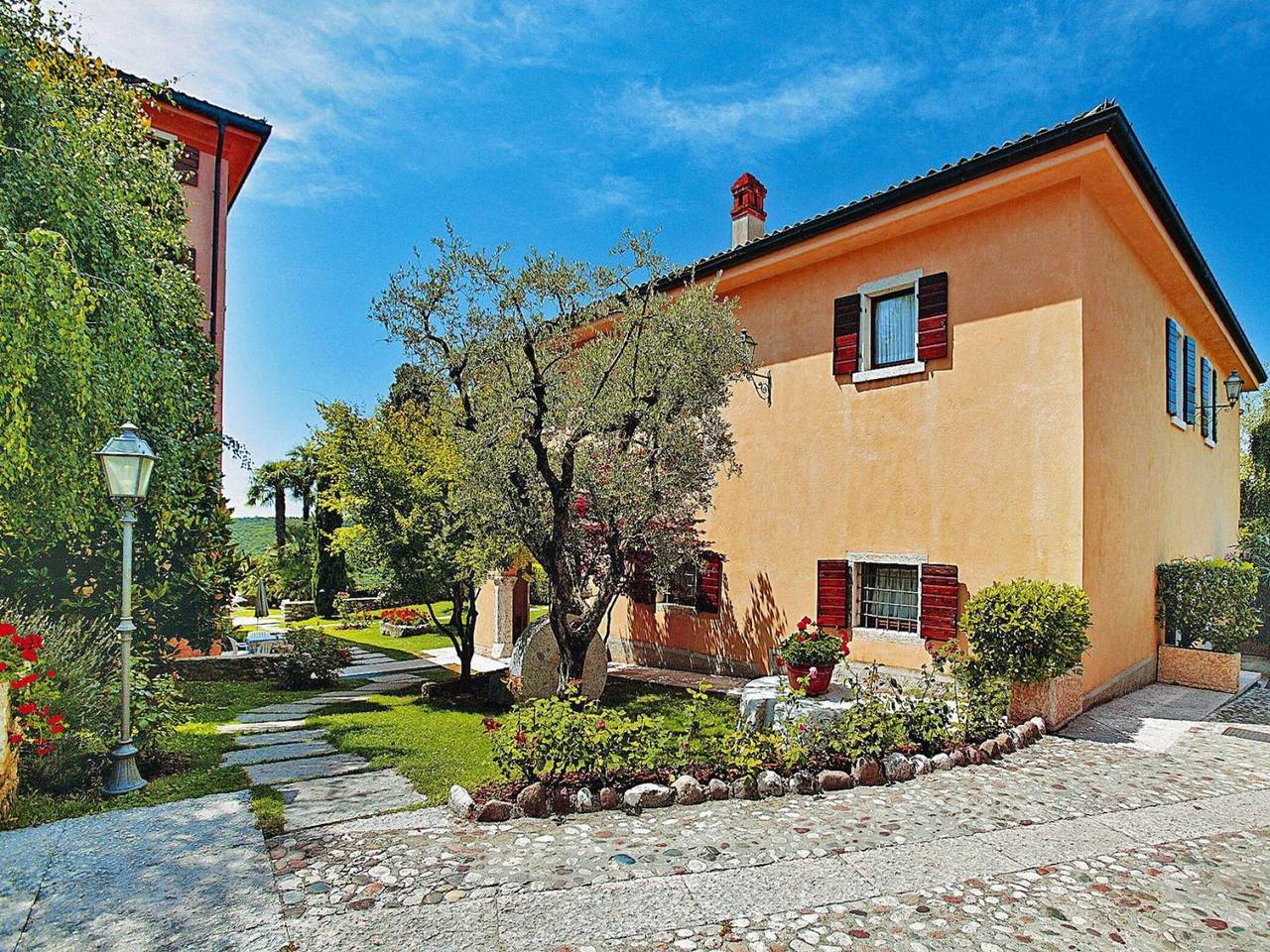Apartamento entero, Residencia La Filanda en Costermano con piscina in Costermano, Montañas Garda