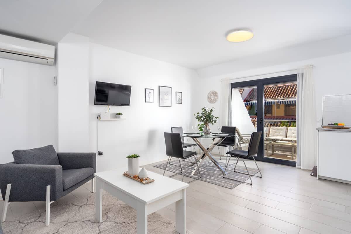 Entire apartment, Beachclose Penthouse by Costarentals in Fuengirola Centre, Fuengirola