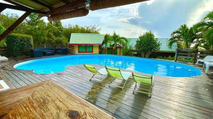 Gîte pour 2 personnes, avec jardin ainsi que vue et piscine à Deshaies