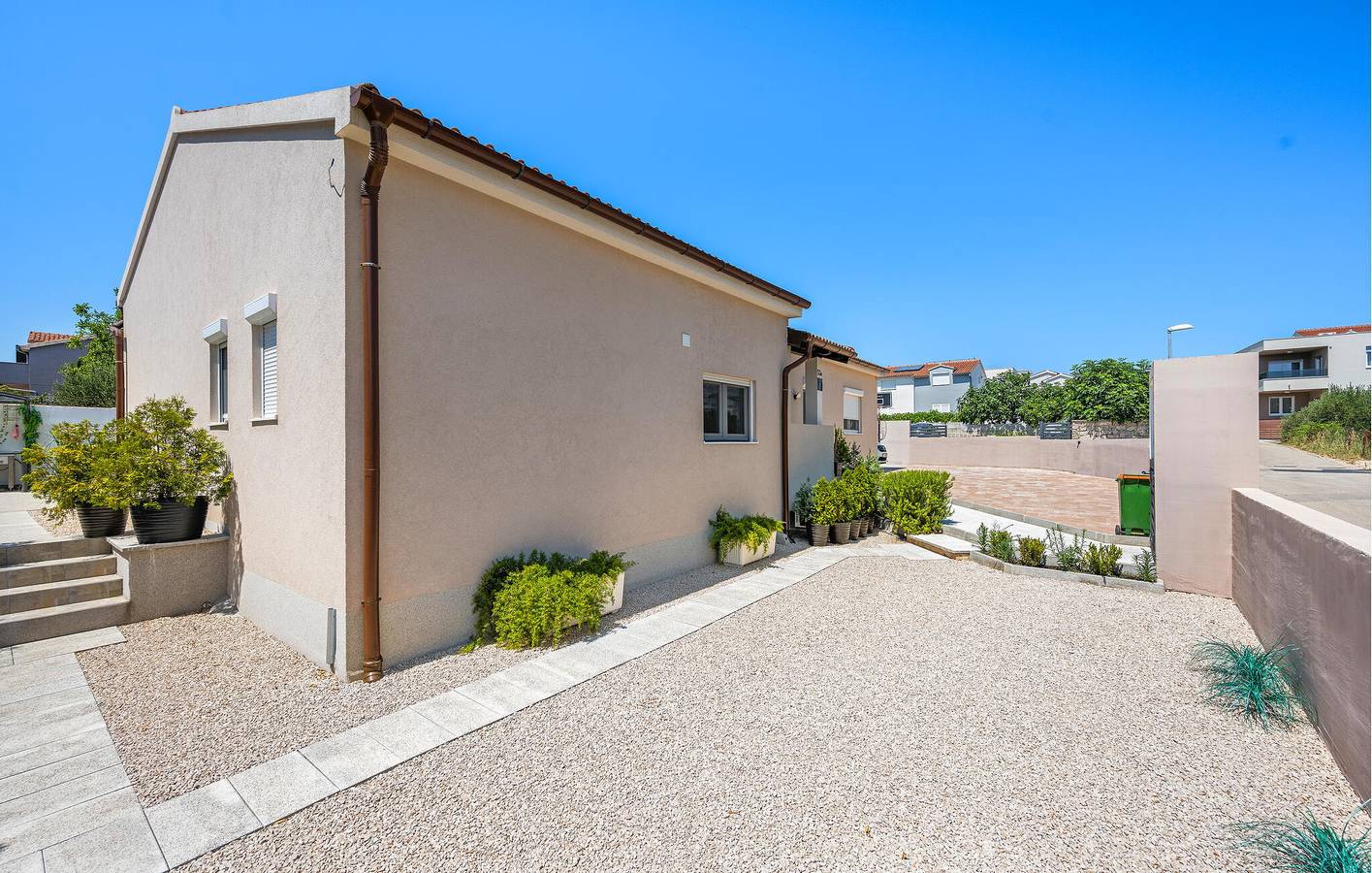 Geräumige 2-Zimmer-Wohnung mit Pool, WLAN und 1,5 km zum Strand in Vodice, Šibenik-Knin