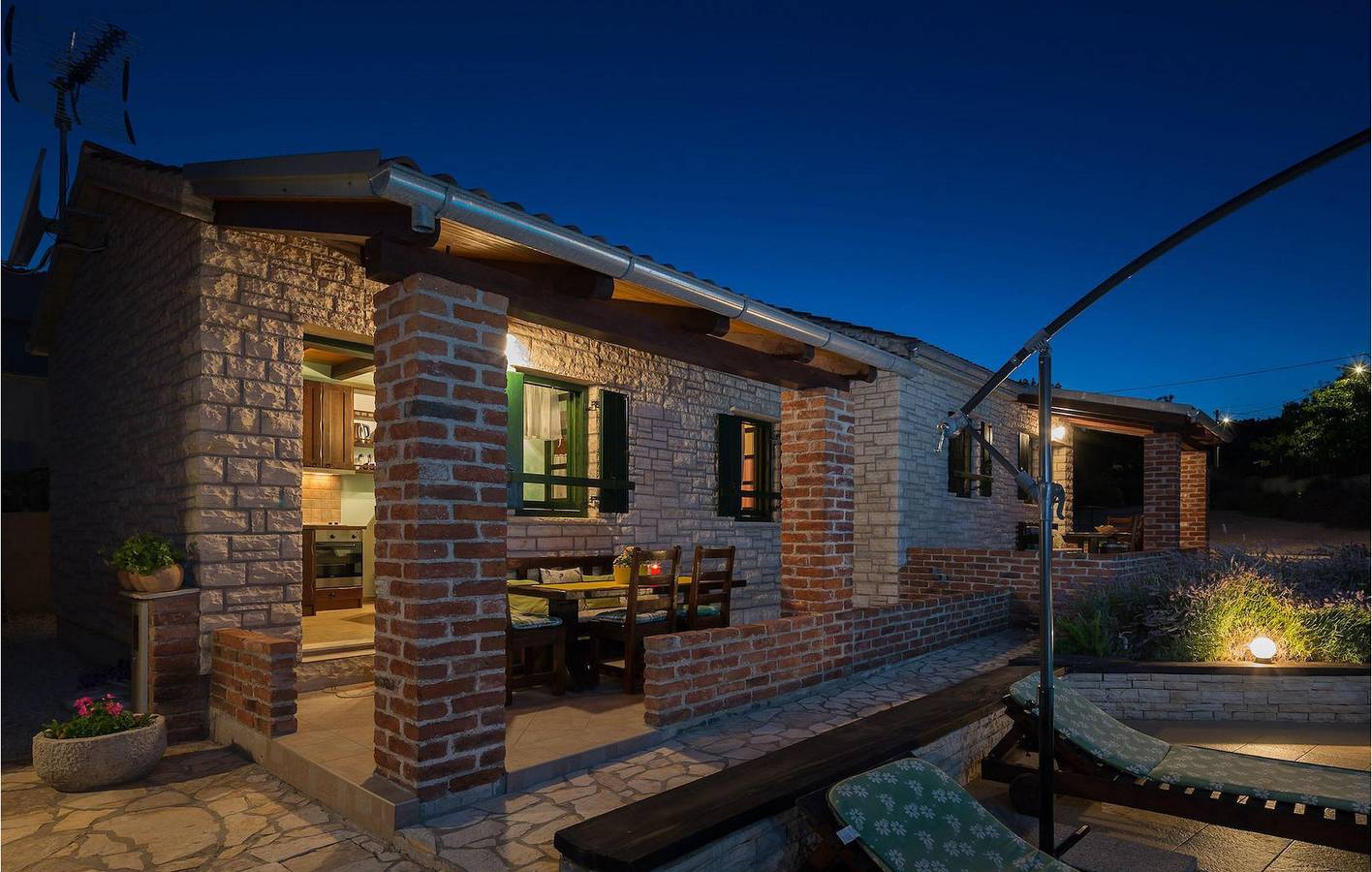 Geräumige Ferienwohnung mit Pool, Küche und 1,5 km Entfernung zum Strand in Novigradsko More, Zadar