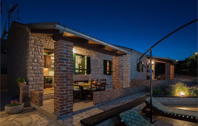 Geräumige Ferienwohnung mit Pool, Küche und 1,5 km Entfernung zum Strand in Novigradsko More, Zadar