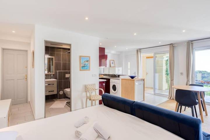 Location de vacances pour 8 personnes, avec terrasse et jardin ainsi que piscine et vue à Colomars - 2