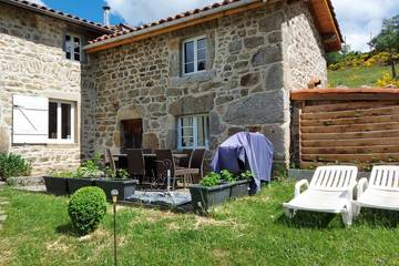 Gîte pour 6 personnes, avec jardin et terrasse dans Chalmazel-Jeansagnière