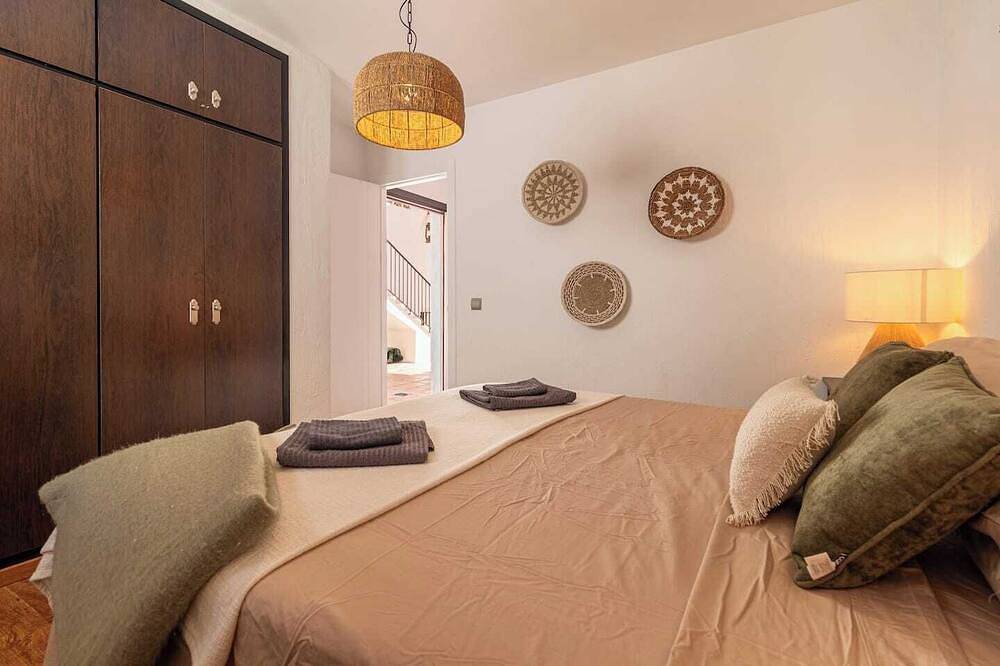 This beautiful flat is completely renovated! It has 3 beautiful bedrooms, an open plan fully equipped kitchen, a nice living room with smart tv and a terrace to enjoy the nice weather. in Mijas Pueblo, Mijas