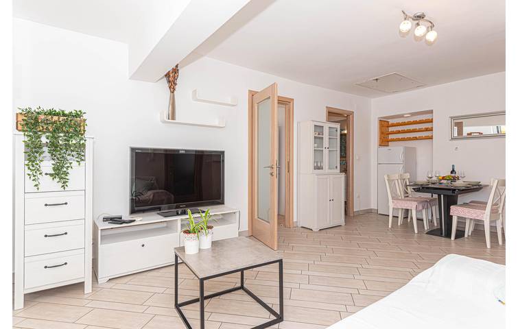 Ganze Ferienwohnung, Gemütliche Wohnung mit Terrasse, WLAN und 500 m zum Strand in Brodarica, Šibenik-Knin