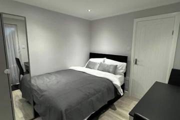 Cottage Rentals for 2 Guests in London, South East England, Picture 3