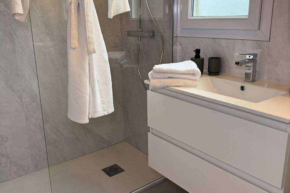 Chalet Premium 3 Pièces 4/6 Personnes Climatisé + Tv in Longeau-Percey, Haute-Marne