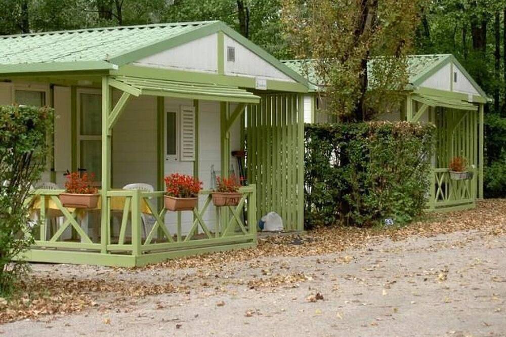 Zecamping 4* piscine animaux acceptés club enfant locatif Tv Bbq 28m2 in Lons-le-Saunier, Jura