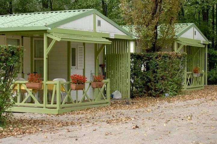 Zecamping 4* piscine animaux acceptés club enfant locatif Tv Bbq 28m2 in Lons-le-Saunier, Jura