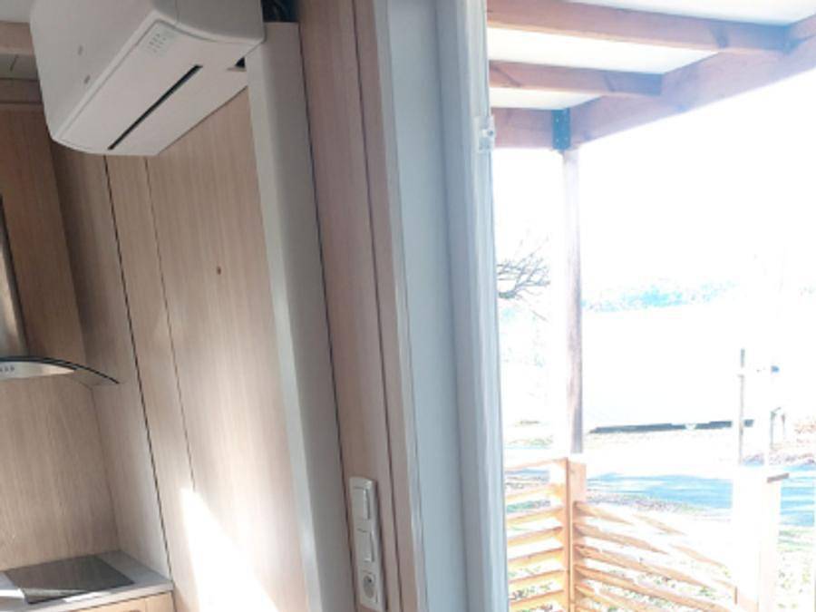 Flower Camping de Mars - Chalet 2 personnes - Chalet Confort 16m² - 1 chambre + terrasse couverte + Tv + clim in Cordelle, Région de Roanne