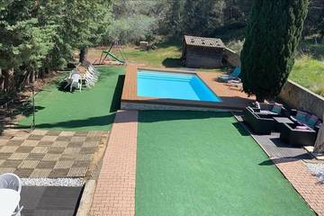 Cottage pour 12 personnes, avec jardin et piscine à Saint-Mitre-les-Remparts