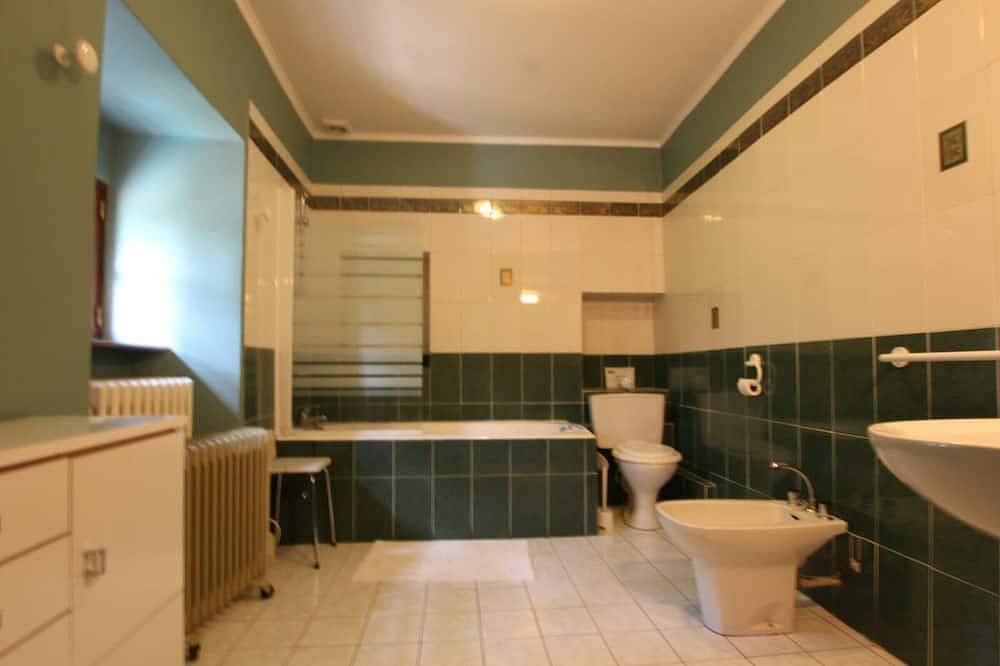 Maison rustique 17ème siècle avec jardin, cheminée et parking in Hudimesnil, Région de Coutances