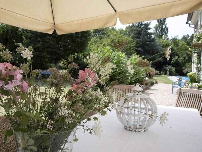 Location de vacances pour 2 personnes, avec Terrasse et Jardin ainsi que Piscine et Vue à Yviers - 4