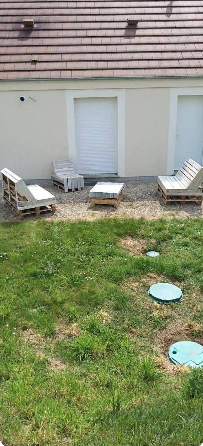 Location de vacances pour 2 personnes, avec vue ainsi que jardin et terrasse à Dampierre-en-Burly - 2