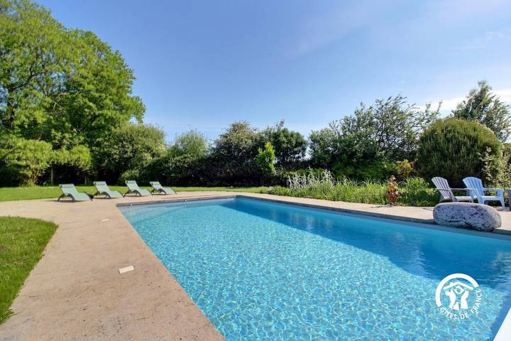 Gîte pour 4 personnes, avec jardin ainsi que piscine et terrasse à Treffléan - 2