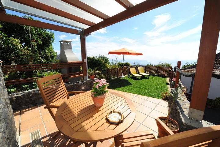 Location de vacances pour 2 personnes, avec Balcon et Terrasse ainsi que Jardin et Vue